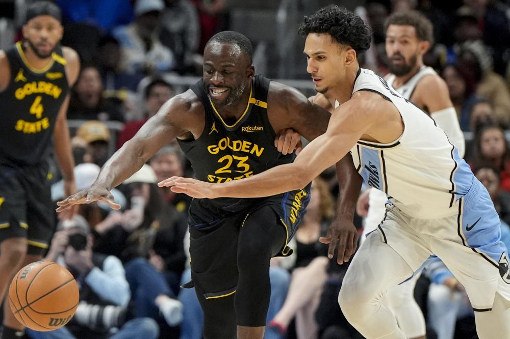 前锋远射破门，球迷现场尖叫